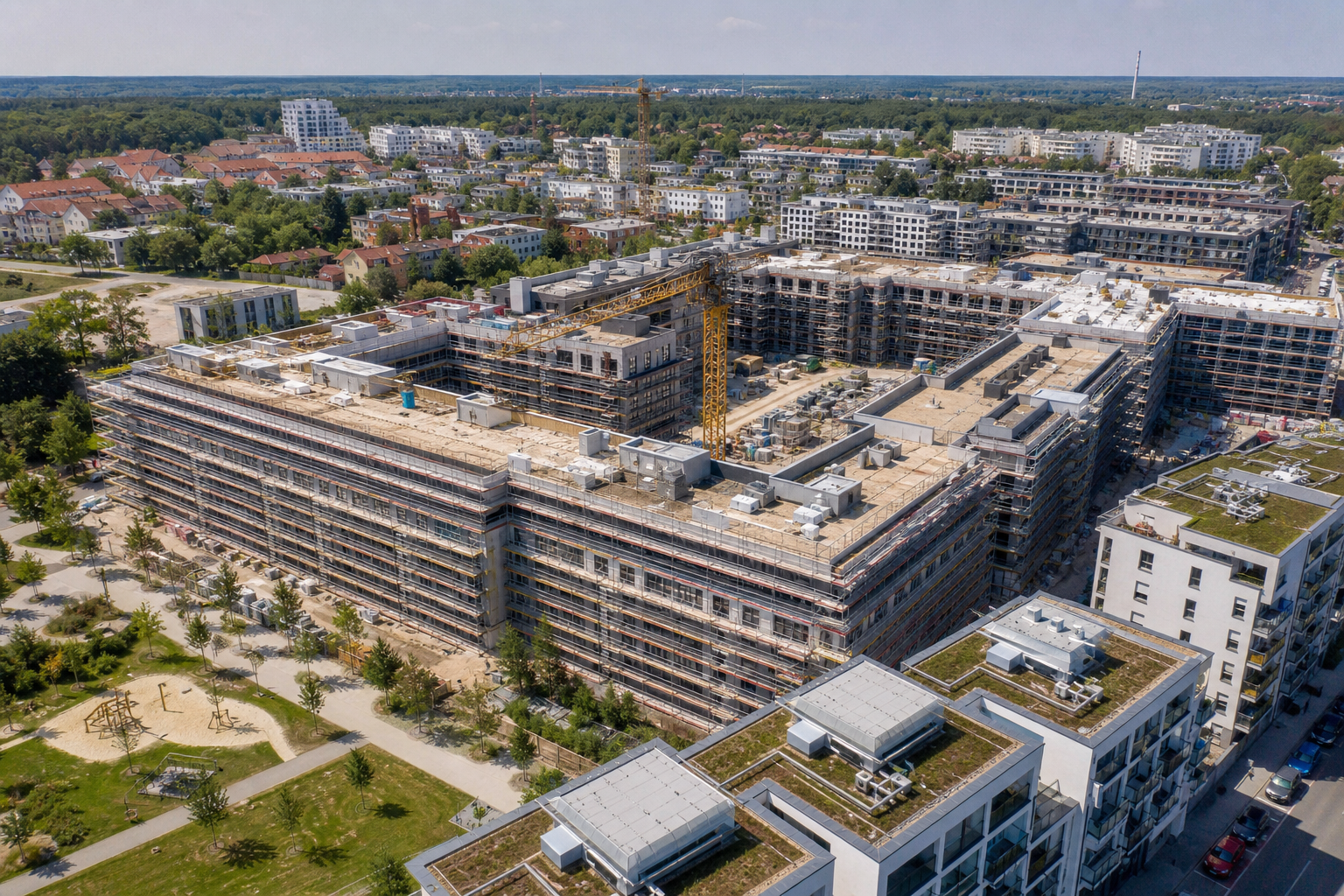 Größeres Wohnungsbauprojekt mit sichtbarer Gebäudetechnik oder Baustellensituation
